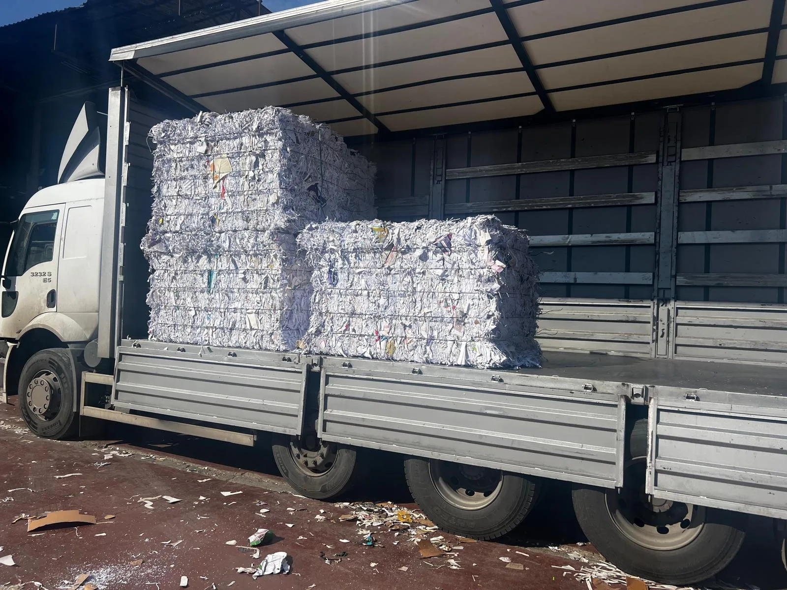 Preslenmiş Kağıt Balyalarının Sevkiyat Aracına Yüklenmesi